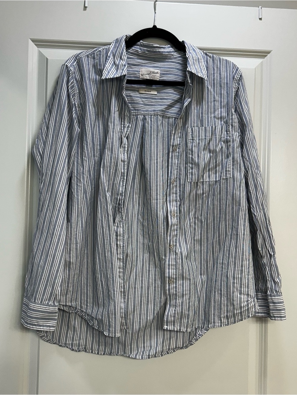 Universal Thread white & blue striped cotton button-up shirt in a M